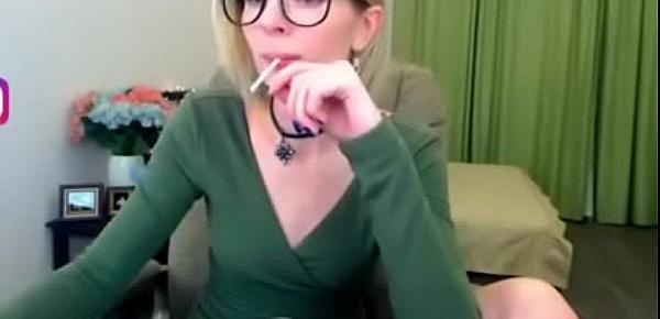  Girl in green smokes on cam FappyBate.com